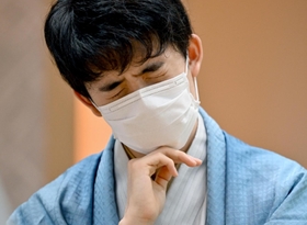 ７番勝負の第１局に敗れた後、厳しい表情を浮かべる藤井聡太王位＝２９日午後、愛知県犬山市、ホテルインディゴ犬山有楽苑