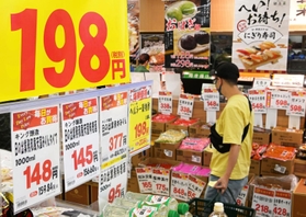 店内に踊る赤い数字たち。消費者たちの値札を見る目もより厳しくなっている＝神戸市西区白水３、業務スーパーフレッシュ石守伊川谷店