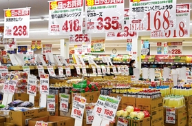 店内に並ぶ値札の数々＝兵庫県稲美町、業務スーパーフレッシュ石守稲美店