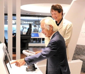 古野電気のショールームを見学する堀江謙一さん（手前）＝西宮市芦原町９、古野電気