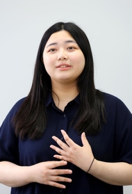 外国人の立場から日本の政治の印象を語る関学大２年の金鼎さん＝神戸市中央区、神戸新聞社（撮影・小林良多）