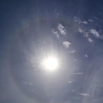 朝の太陽の周りに現れた「日暈」。うっすらと虹色に輝いていた＝１日午前、神戸市垂水区海岸通、アジュール舞子