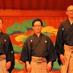 記者会見をする（左から）青木道喜、片山九郎右衛門、大江信行＝京都観世会館