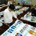 神戸市長田区の中学生がデザインを考えたビーサン。製造は羽戸さんらが担い、金型も使われている＝長田区真野町、長田中学校