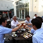 夕涼みしながらビールや料理を楽しむ人たち＝神戸市中央区明石町、「旧居留地ビアガーデン」（撮影・長嶺麻子）