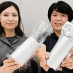 宇宙へ送った真空パックの試作品を持つ足立美由希社長（左）と見尾谷有希さん＝兵庫県多可町中区安楽田