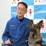 甘えるエルフ号をかわいがる横野雅彦警部補＝兵庫県警本部