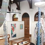 蜘蛛の糸をモチーフにした作品（左）などが楽しめる会場＝神戸市灘区王子町３