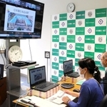 日銀本店から神戸市立宮本小学校とつないで展開されたオンライン授業＝東京都中央区