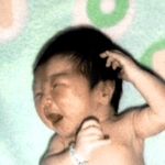 生まれたばかりの翼さん。神戸市中央区の病院とみられる＝１９９５年１月１７日（提供）