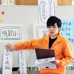 大学４年のころ。神戸市立塩屋北小学校で、児童に生まれた日のことを初めて語った＝２０１６年１２月（提供）