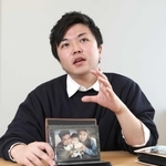 幼い自分を抱く両親の写真を手に、歩みを振り返る中村翼さん＝神戸市中央区東川崎町１（撮影・小林良多）