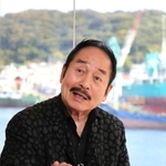 「家島には世界の景色が詰まっている」。画家の目で見た家島の魅力を語った松井さん＝２０２０年１１月、姫路市家島町真浦