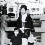 幼い日の勝利さんと、和服姿の母・玉枝さん＝１９７０年ごろ、神戸市長田区（提供）