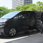 納車されたての知事公用車で登庁した斎藤元彦知事＝３日午前、兵庫県庁（画像の一部を加工しています）