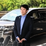 納車されたての知事公用車で登庁した斎藤元彦知事＝３日午前、兵庫県庁（画像の一部を加工しています）