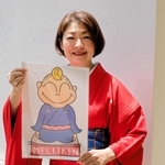 メリケンさんのイラストを手にする桂あやめさん＝神戸市兵庫区新開地２