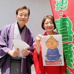 メリケンさんのイラストを手にする桂あやめさん（右）と桂文之助さん＝神戸市兵庫区新開地２