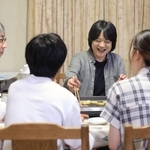 子どもたちとホットプレートを囲む秋吉一恵さん（右から２人目）＝尼崎市内（撮影・小林良多）