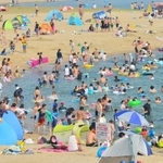 コロナ禍前のアジュール舞子。家族連れでにぎわう海辺＝２０１５年８月、神戸市垂水区海岸通