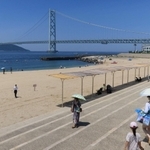 コロナ禍で海水浴場として開設されず、人影の少ない砂浜＝２０２１年７月、神戸市垂水区、アジュール舞子