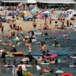 コロナ禍前の須磨海岸。大勢の海水浴客でにぎわう＝２０１９年８月、神戸市須磨区