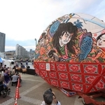 ミナト神戸に登場した「弘前ねぷた」の灯籠＝３日夕、神戸市中央区東川崎町１（撮影・吉田敦史）