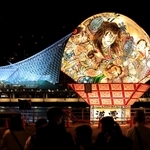 神戸港の夜景をバックに、雄姿を披露した「弘前のねぷた」＝３日夜、神戸市中央区東川崎町１（撮影・吉田敦史）