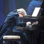 ピアノの演奏を披露した柚香光＝宝塚大劇場（撮影・辰巳直之）