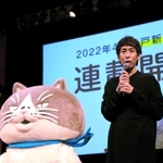 「かなしきデブ猫ちゃん」に対する思いを語る早見和真さん（右端）＝神戸市中央区港島中町６