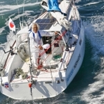 ヨットで単独無寄港の太平洋横断に成功した堀江謙一さん＝４日午後２時５２分、大阪湾