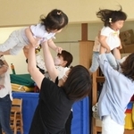 音楽に合わせて体を動かす親子＝神戸市北区泉台５、正英幼稚園