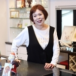 芸能界入りから半世紀を迎えた上沼恵美子さん。人気番組が次々と終了し、ネット配信などに力を注ぐ＝大阪府箕面市の自宅（撮影・小林良多）