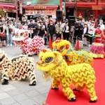 ３年ぶりの開催となった端午節のイベント。獅子舞が披露され、大勢の観光客が見守った＝５日午前、神戸市中央区元町通１