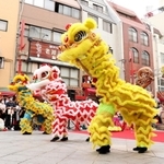 ３年ぶりの開催となった端午節のイベント。獅子舞が披露され、大勢の観光客が見守った＝５日午前、神戸市中央区元町通１