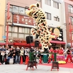 ３年ぶりの開催となった端午節のイベント。獅子舞が披露され、大勢の観光客が見守った＝５日午前、神戸市中央区元町通１