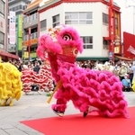 ３年ぶりの開催となった端午節のイベント。獅子舞が披露され、大勢の観光客が見守った＝５日午前、神戸市中央区元町通１