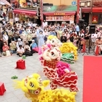 ３年ぶりの開催となった端午節のイベント。獅子舞が披露され、大勢の観光客が見守った＝５日午前、神戸市中央区元町通１