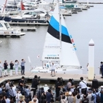 無事に帰港し、上陸した堀江謙一さん（中央）＝５日午後、兵庫県西宮市西宮浜４（撮影・鈴木雅之）