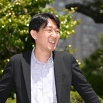 「書いていると自然に故郷が出てくるというか。『朱色の化身』にも尼崎が出てきます」と語る塩田武士さん＝京都市下京区（撮影・秋山亮太）