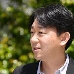 「『朱色の化身』の取材でお会いしたのは魅力的な人ばかり。その人たちに助けられた」と語る塩田武士さん＝京都市下京区（撮影・秋山亮太）