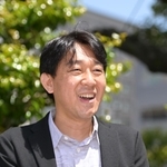 「新聞記者だった１０年は宝物。その基礎があるから仕事を続けている」と語る塩田武士さん＝京都市下京区（撮影・秋山亮太）