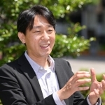 「『朱色の化身』はリアリティーに極限までこだわった。それを徹底すると小説がおもしろくなる」と語る塩田武士さん＝京都市下京区（撮影・秋山亮太）