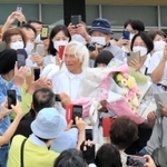 詰めかけた人々に祝福される堀江謙一さん＝５日午後、西宮市西宮浜４、新西宮ヨットハーバー（撮影・斎藤雅志）