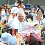 航海を終え、大勢の人に迎えられる堀江謙一さん＝５日午後、西宮市西宮浜４、新西宮ヨットハーバー（撮影・斎藤雅志）