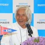 記者会見で航海を振り返る堀江謙一さん＝５日午後、西宮市西宮浜４、新西宮ヨットハーバー（撮影・斎藤雅志）