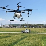 小麦畑の上を飛ぶ大型ドローン。農作業の効率化と脱炭素に貢献している＝加西市玉野町（ドローンで撮影・中西幸大）