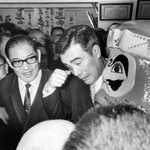 「初心を忘れずに」。若さいっぱいの石井一さん。ダルマを前に男泣き＝１９６９年１２月２７日、神戸市内