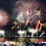 神戸港の夜空に大輪を咲かせる花火＝２０１９年８月