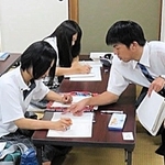 加西市や加西商工会議所などが設立した「北条高校活性化協議会」の事業で、放課後の生徒に数学を教える講師＝２０１９年９月、北条高校同窓会館（加西市提供）